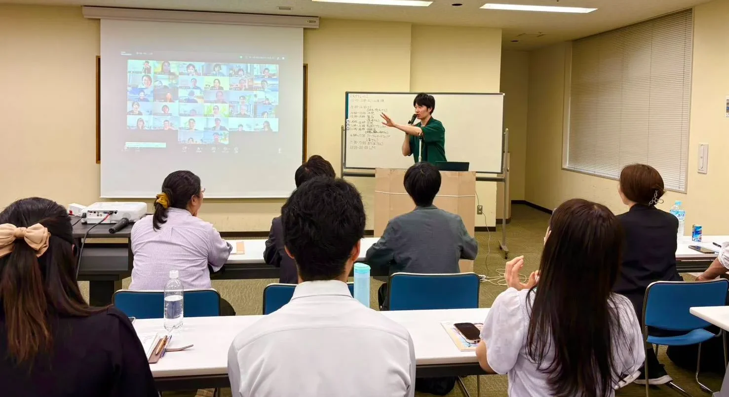 公園でPC作業をする女性